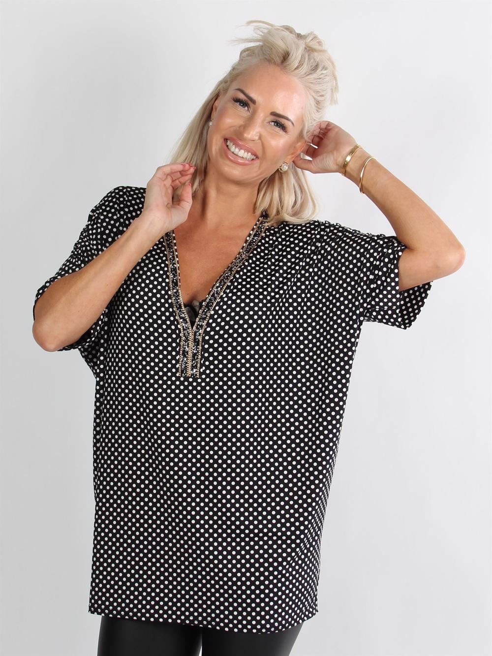 Sian - Sort bluse med sten ved udskæring